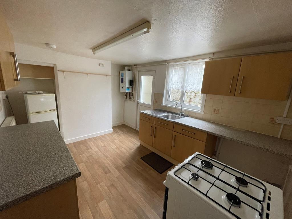 Lot: 98 - FREEHOLD BUILDING ARRANGED AS A PAIR OF MAISONETTES - Kitchen with units and boiler